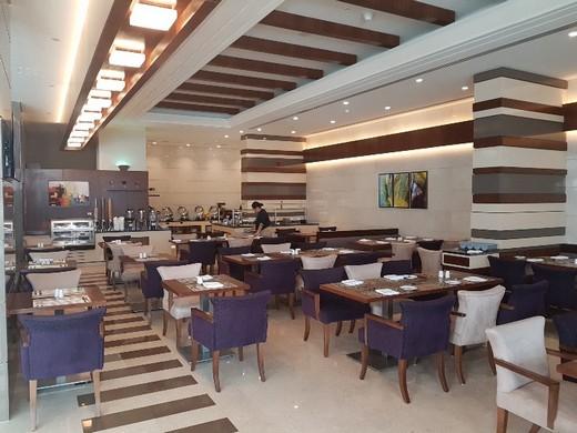 Golden Tulip Media Hotel