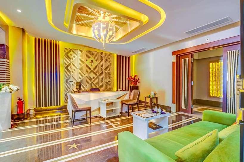 Amc Royal Hotel