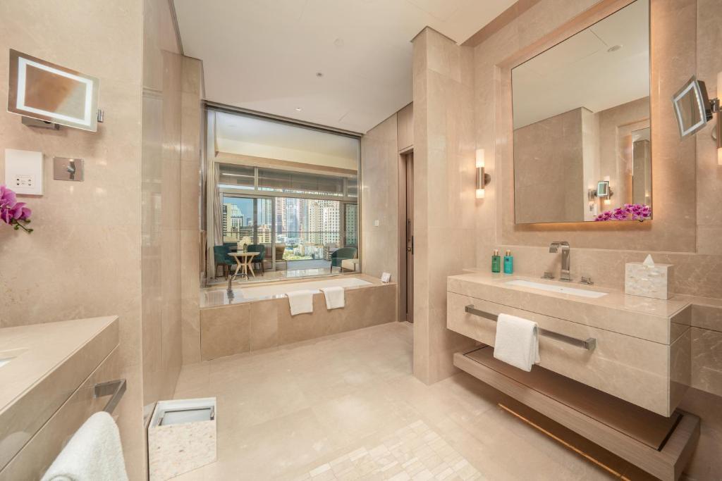 FIVE Luxe