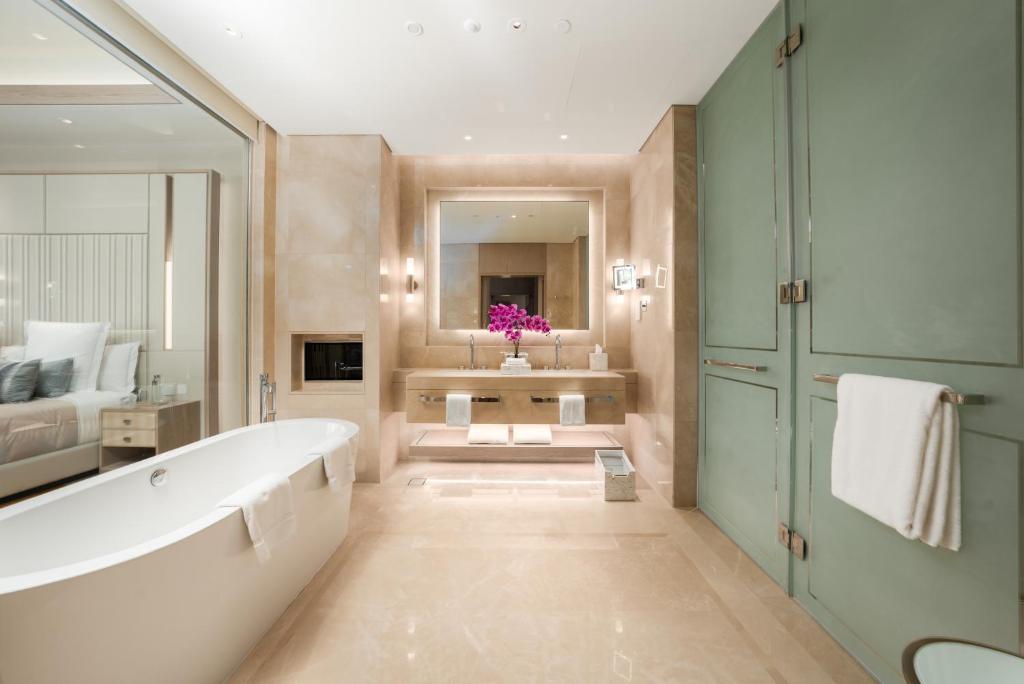 FIVE Luxe