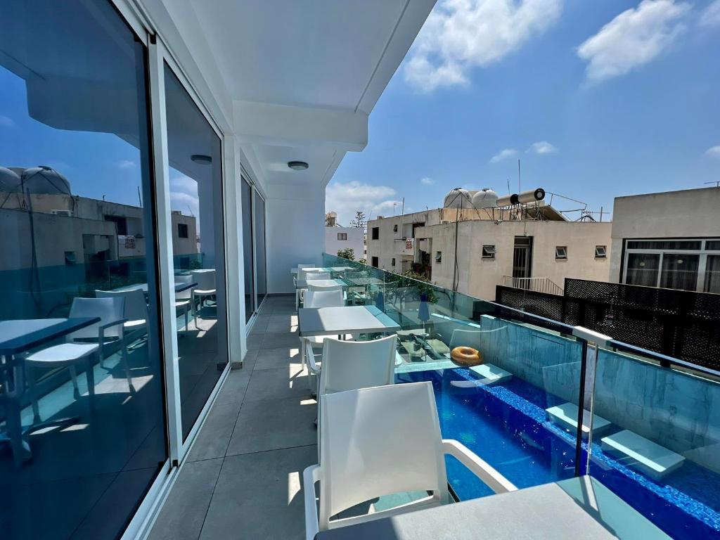 Sunny Blue Hotel