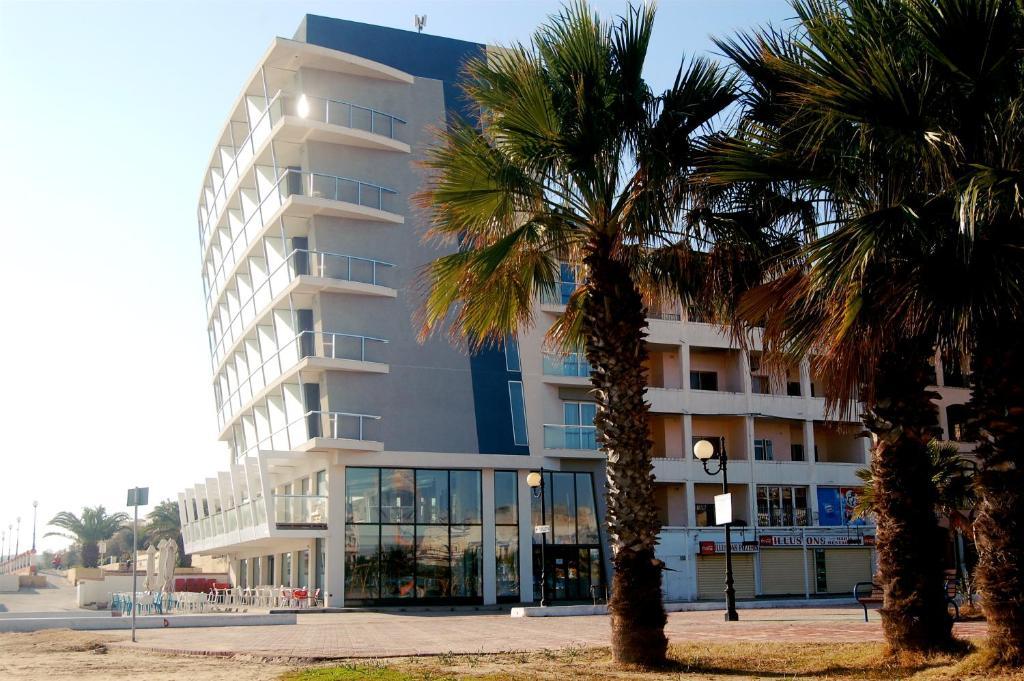 Water's Edge Hotel