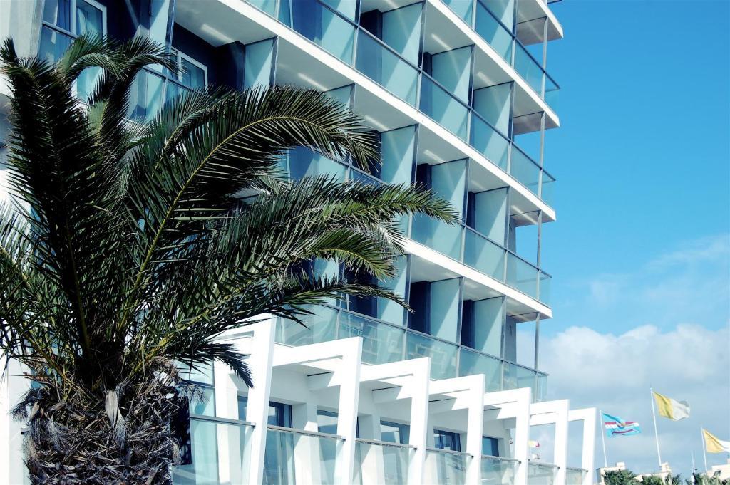 Water's Edge Hotel