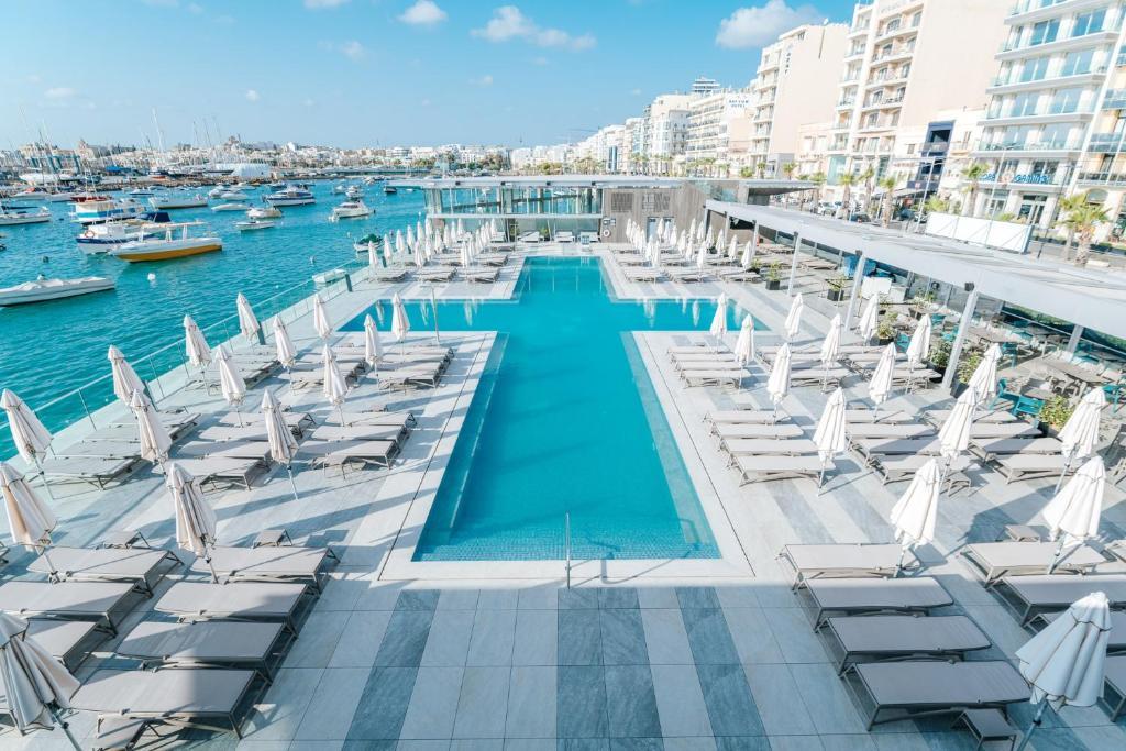 BluBay Apartments By ST Hotels