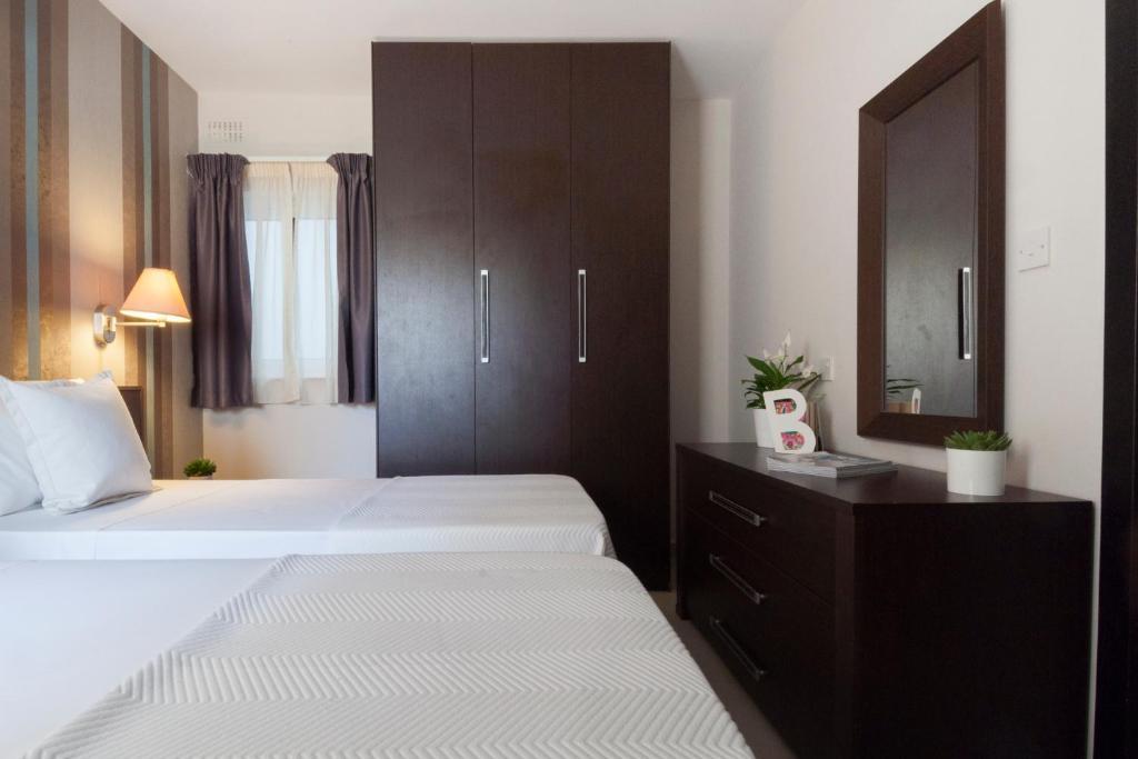 BluBay Apartments By ST Hotels