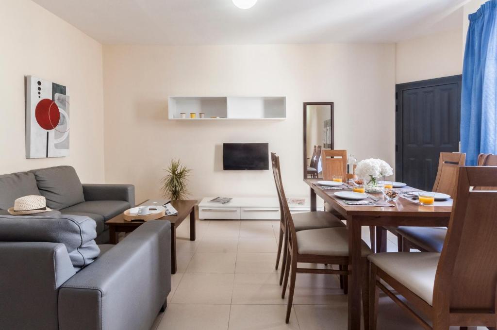 BluBay Apartments By ST Hotels